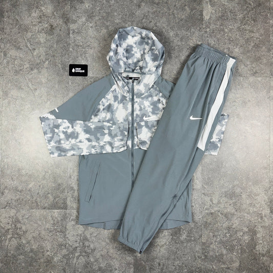 Nike Repel Miler Windrunner Jacket Grey Camo & Grey Nike Challenger Pants Set